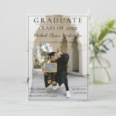 Graduation photo moderne Open House Invitation (Debout devant)