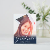Graduation Photo Script moderne Bleu Invitation (Debout devant)