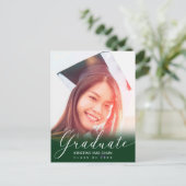 Graduation Photo Script moderne Green Invitation (Debout devant)