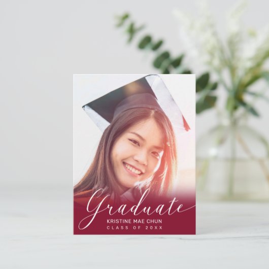 Graduation Photo Script moderne Maroon Invitation (Debout devant)