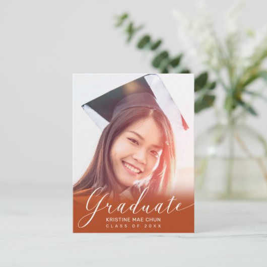Graduation Photo Script moderne Orange Invitation (Debout devant)