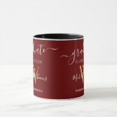 Gradué moderne 2021 Maroon Gold Monogramme Nom Mug (Centre)