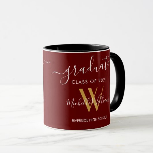 Gradué moderne 2021 Maroon Gold Monogramme Nom Mug (Devant droit)
