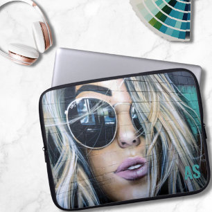 Graffiti Blond Meisje met Ronde Zonnebril Monogram Laptop Sleeve