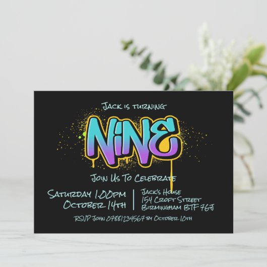 Graffiti neuf invitation (Debout devant)