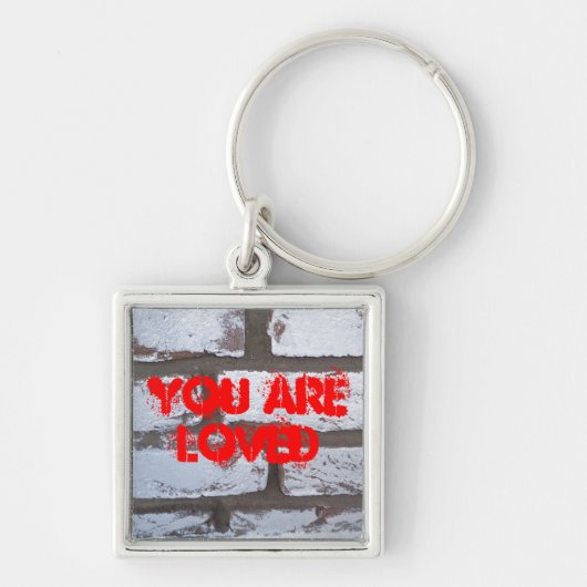 Graffiti op muur met tekst U bent geliefd Sleutelhanger (Voorkant)