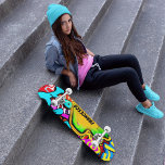 Graffiti Personnalisable Skateboard Couleurs vives<br><div class="desc">Un grand design de graffiti avec peinture spray sous le nom personnalisable.</div>