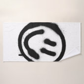 graffiti visage souriant émoticon en noir sur blan (Serviette de bain)