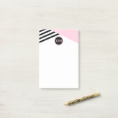 Grafische monogram retro-aantekening en kleurenblo post-it® notes (Op bureau)