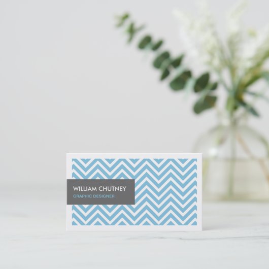 Grafische ontwerper - Licht Blauw Chevron Zigzag Visitekaartje (Staand voorkant)