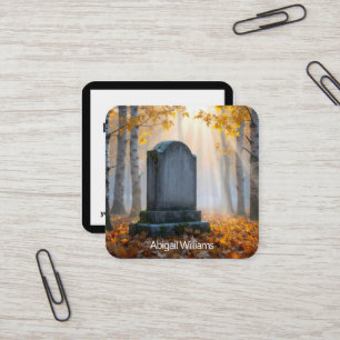 Grafsteen in een nevelige herfstbegraafplaats vierkante visitekaartje