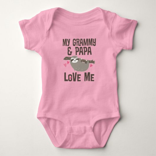 Grammy en Papa Love Me Grandchild Sloth Romper (Voorkant)