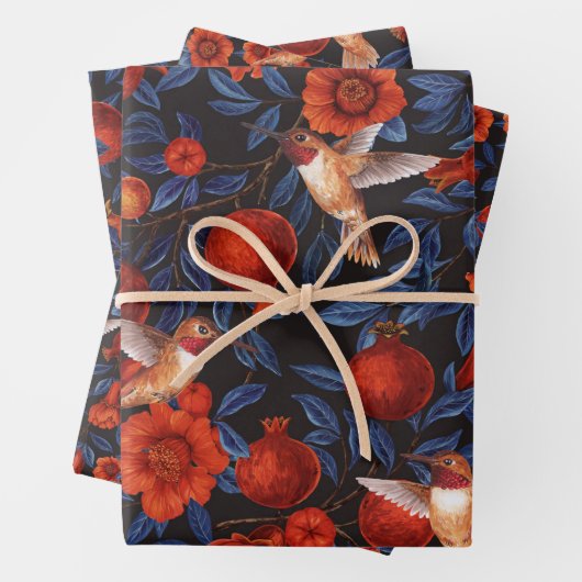 Granaatappels en kolibries / blauwe bladeren op zw inpakpapier vel (In situ)