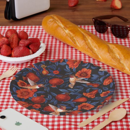 Granaatappels en kolibries / blauwe bladeren op zw papieren bordje (Picknick)