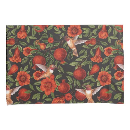 Granaatappels en kolibries / groene bladeren op zw kussensloop (Voorkant-Rechts)