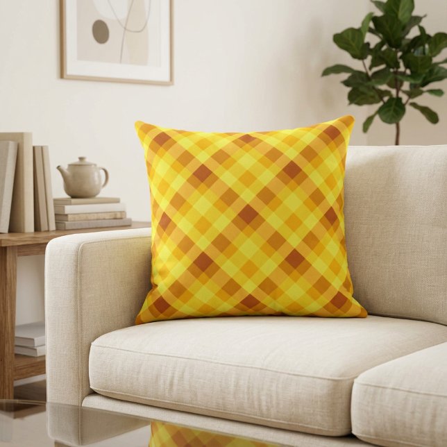Grand Coussin Décoratif Jaune Clair à Carreaux (Cute Egg Yolk Yellow Plaid Big Throw Pillow on a sofa in a living room.)