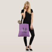 Grand grand sac fourre-tout violet avec monogramme (Sur le modèle)
