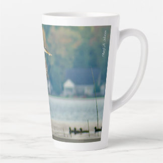 Grand héron bleu sur le quai Latte Mug