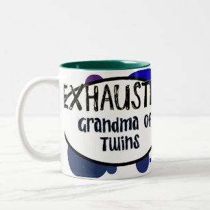 Grand-maman ÉPUISÉE de tasse de jumeaux