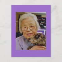 Grand-mère avec carte postale de chien