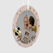 Grand-mère en abeille que nous attendons avec l'or (devant)