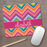 Grand Motif coloré Chevron avec nom<br><div class="desc">Un design en zag graphique et audacieux dans des couleurs douces et joyeuses. Ce design coloré se retrouve sur de nombreux styles coques populaires. Si vous devez apporter des modifications à l'art,  cliquez sur le bouton customiser et apporter des modifications.</div>
