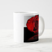 Grand Mug à réflexion de rose rouge (Devant droit)