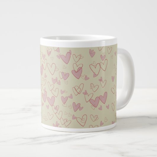 Grand mug beige avec beaucoup de cœurs. (Devant droit)