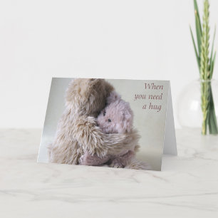 grand ours en peluche tient petite carte d'ours se