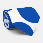 Grand pois de cobalt sur la cravate blanche (Roulé)