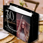 Grand Sac Cadeau 30 et fabuleux Elegant Black 30th Birthday Photo<br><div class="desc">30 et Fabulous Elegant Black 30th Birthday Photo Cadeau Sac. 30 et texte fabuleux en script tendance avec un nom sur un arrière - plan noir. Personnalisez-le avec votre photo,  nom et âge. C'est un grand sac cadeau photo personnalisé pour l'anniversaire d'une femme.</div>