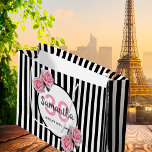 Grand Sac Cadeau 30e anniversaire noir rayures florales roses<br><div class="desc">Classic mince bandes verticales noir et blanc comme arrière - plan. Avec des roses roses roses romantiques, féminines et roses. Parfait pour une soirée élégante de 30ème anniversaire pour elle. Un cadre blanc et noir avec des modèles pour le nom, l'âge et une date. Numéro d'âge 30 en rose, nom...</div>