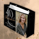 Grand Sac Cadeau 40 et fabuleux Elegant Black 40th Birthday Photo<br><div class="desc">40 et fabuleux sac cadeau Black 40th Birthday Photo. 40 et texte fabuleux en script tendance avec un nom sur un arrière - plan noir. Personnalisez-le avec votre photo,  nom et âge. C'est un grand sac cadeau photo personnalisé pour l'anniversaire d'une femme.</div>