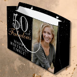 Grand Sac Cadeau 50 et fabuleux Elegant Black 50th Birthday Photo<br><div class="desc">50 et Fabulous Black Elegant 50th Birthday Photo Cadeau Sac. 50 et texte fabuleux en script tendance avec un nom sur un arrière - plan noir. Personnalisez-le avec votre photo,  votre nom et votre âge. C'est un grand sac cadeau photo personnalisé pour l'anniversaire d'une femme.</div>