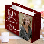 Grand Sac Cadeau 50 et fabuleux Elegant Red 50th Birthday Photo<br><div class="desc">50 et Fabulous Elegant Red 50th Birthday Photo Cadeau Sac. 50 et texte fabuleux en script tendance avec un nom sur un arrière - plan rouge. Personnalisez-le avec votre photo,  votre nom et votre âge. C'est un grand sac cadeau photo personnalisé pour l'anniversaire d'une femme.</div>