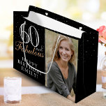 Grand Sac Cadeau 60 et fabuleux Elegant Black 60th Birthday Photo<br><div class="desc">60 et fabuleux sac cadeau de photo Black 60th Birthday. 60 et texte fabuleux en script tendance avec un nom sur un arrière - plan noir. Personnalisez-le avec votre photo,  nom et âge. C'est un grand sac cadeau photo personnalisé pour l'anniversaire d'une femme.</div>