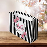 Grand Sac Cadeau 60e anniversaire bandes noires roses roses nom<br><div class="desc">Classique fines rayures verticales noires et blanches en arrière-plan. Avec des roses roses girly, féminines et romantiques comme décoration. Parfait pour une élégante fête des 60 ans pour elle. Un cadre blanc et noir avec des modèles pour le nom, l'âge et une date. Numéro d'âge 60 en rose, nom et...</div>
