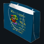 Grand Sac Cadeau 70th Birthday Party Dons. Que se passe-t-il sur mo<br><div class="desc">70th Birthday Party Dons. Ce qui se passe à mon 70e anniversaire reste secret, au moins jusqu'à ce que nous nous en remettions ! Humour d'anniversaire amusant. Tags : "Bonne fête du 70e anniversaire", "plaisanteries amusantes du 70e anniversaire", "Soirée du 70e anniversaire de la margarita", "bleu vert violet clair", "mignon...</div>