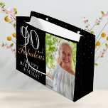 Grand Sac Cadeau 90 et fabuleux Elegant Black 90th Birthday Photo<br><div class="desc">90 et Fabulous Black Elegant 90th Birthday Photo Cadeau Sac. 90 et texte fabuleux en script tendance avec un nom sur un arrière - plan noir. Personnalisez-le avec votre photo,  nom et âge. C'est un grand sac cadeau photo personnalisé pour l'anniversaire d'une femme.</div>