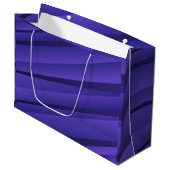 Grand Sac Cadeau A purple gift bag with a wavy, abstract pattern  (Devant Angle)