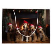 Grand Sac Cadeau Airedale près de la cheminée Noël (Dos)