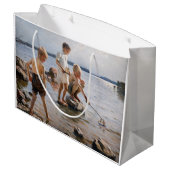 Grand Sac Cadeau Albert Edelfeue - Les garçons jouent sur le rivage (Dos Angle)