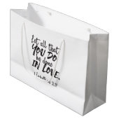 Grand Sac Cadeau Amour en action - 1 Corinthiens 16:14 Inspirationa (Devant Angle)