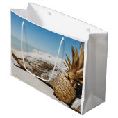 Grand Sac Cadeau Ananas en or sur la plage (Devant Angle)