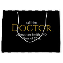 Appelez-le docteur Nom du diplômé noir et blanc Di