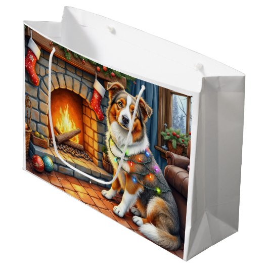 Grand Sac Cadeau Australian Shepherd Fireplace with Christmas Light (Devant Angle)