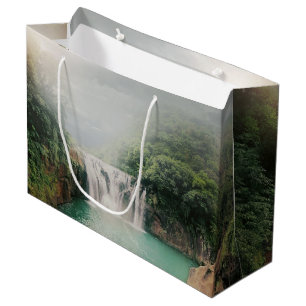 Grand Sac Cadeau Belle cascade dans une forêt de montagne