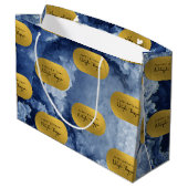 Grand Sac Cadeau Bleu Gold Foil Crystals de mer Script de signature (Dos Angle)