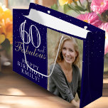Grand Sac Cadeau Blue Elegant 60 et Fabulous 60th Birthday Photo<br><div class="desc">Blue Elegant 60 et Fabulous 60th Birthday Photo Large Cadeau Sac. 60 et texte fabuleux en script tendance avec un nom sur un arrière - plan bleu foncé. Personnalisez-le avec votre photo,  nom et âge. C'est un grand sac cadeau photo personnalisé pour l'anniversaire d'une femme.</div>