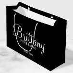 Grand Sac Cadeau Bridesmaitres personnalisées en noir moderne<br><div class="desc">Cadeaux de demoiselles d'honneur personnalisées avec le nom de la demoiselle d'honneur personnalisée en blanc style de police de calligraphie moderne avec titre et date mariage en blanc style de police sans serif moderne sur arrière - plan noir. Aussi parfait pour Maid of Honor, Flower Girl, Mother of the Bride...</div>